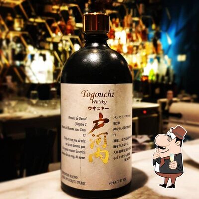 Prenez une boisson alcoolisée du menu