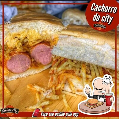 Experimente um dos hambúrgueres oferecidos no City Bar