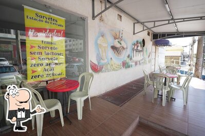 Sente em uma das mesas no Sorveteria e Açaíteria Estação Cerrado - Taguatinga Sul