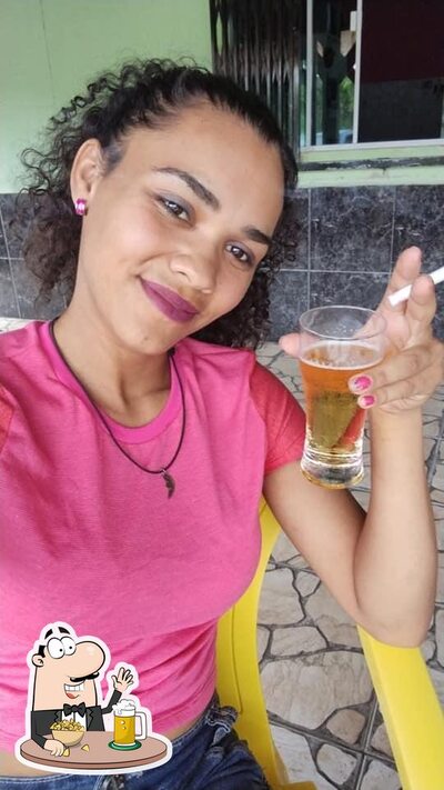 Desfute uma tulipa de cerveja leve ou escura