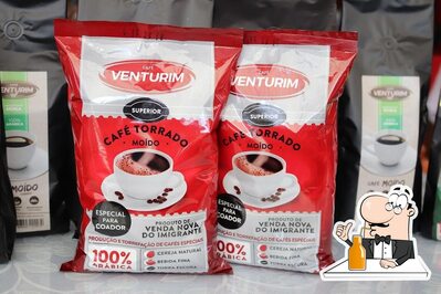 Desfrute de um drinque no Família Venturim