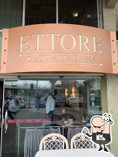 Sente em uma das mesas no Ettore