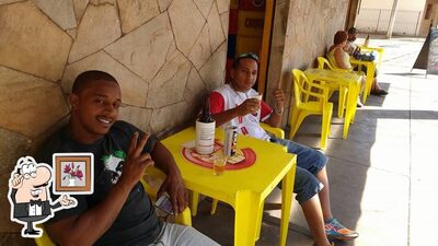 Sente em uma das mesas no Bar Do Hernani