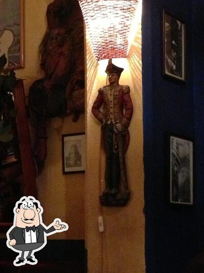 Sente em uma das mesas no La Tartine Bistrot