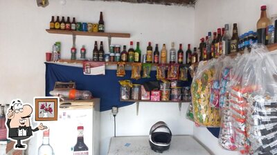 Sente em uma das mesas no Barraca tabaco sem freio