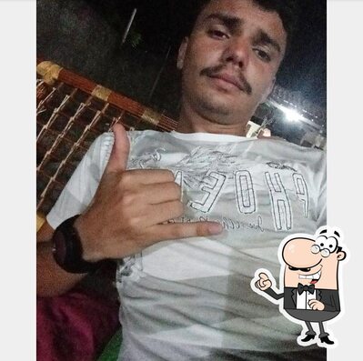 Sente em uma das mesas no Nearby Pizza