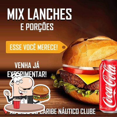 Experimente um dos hambúrgueres disponíveis no Mix Lanches