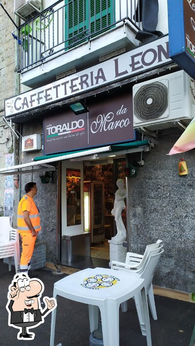 Siediti a un tavolo di Bar Leone