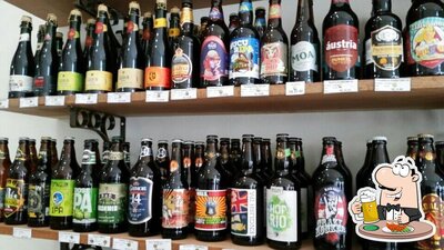 Desfute um copo de cerveja leve ou escura