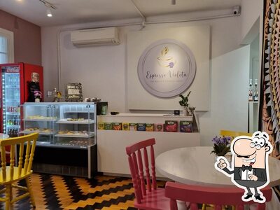 O interior do Cafeteria Espresso Violeta