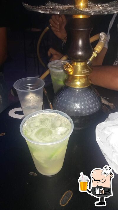 Desfrute de uma bebida no Chaves Hookah bar