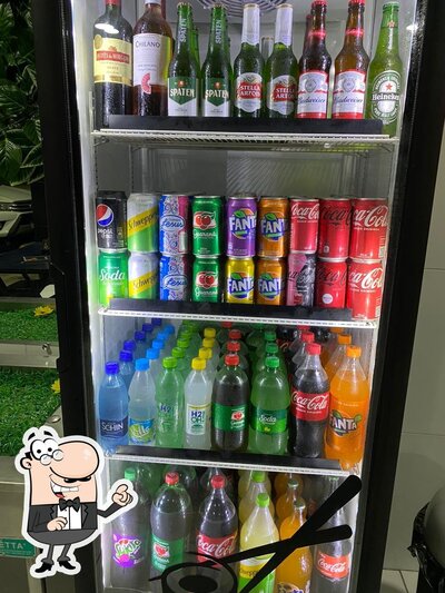 Sente em uma das mesas no Sushi do Léo