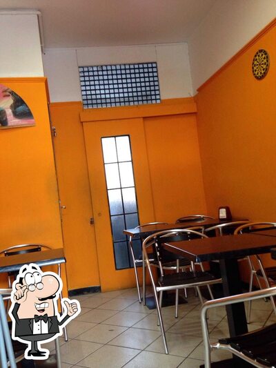 Dai un'occhiata agli interni di Angel Bar