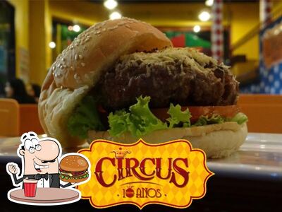 Delicie-se com um hambúrguer no Circus Snack Bar