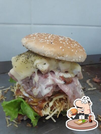 Delicie-se com um hambúrguer no Marmitinha Lanches e Açaí