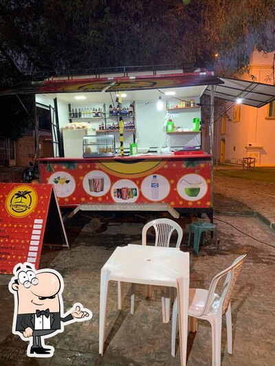 O interior do Tropicallya lanches
