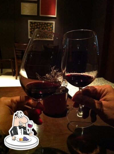 Tome uma taça de vinho no Mexido Restaurante