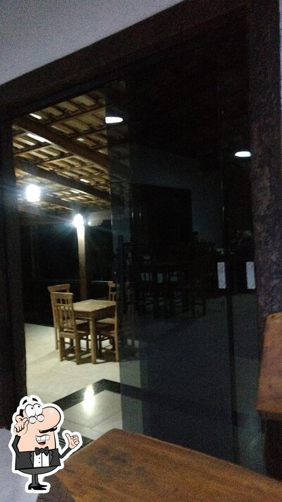 Sente em uma das mesas no Pizzaria Rodellas