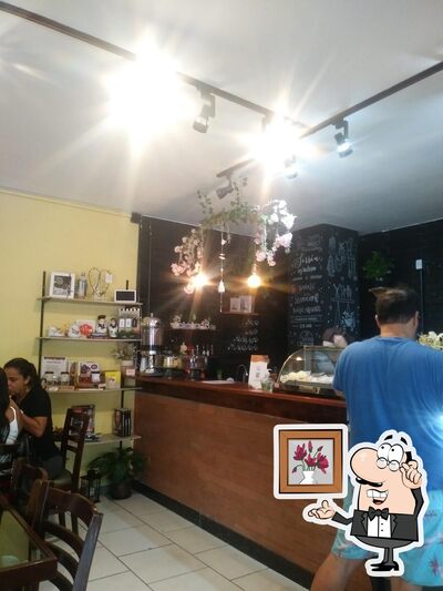 Sente em uma das mesas no Nonna Cafeteria