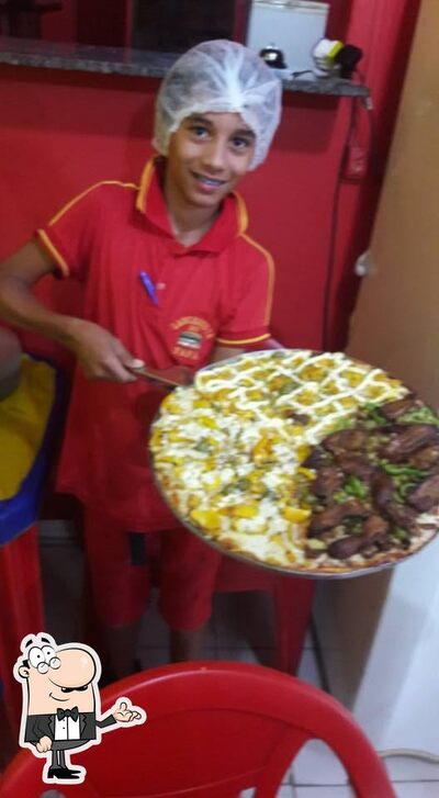 Sente em uma das mesas no Fafá Lanche e Pizzaria