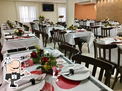 Sente em uma das mesas no Padaria Dinamarca – Restaurante e Padaria
