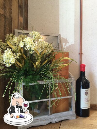 Ordina un bicchiere di vino al ristorante Signorvino