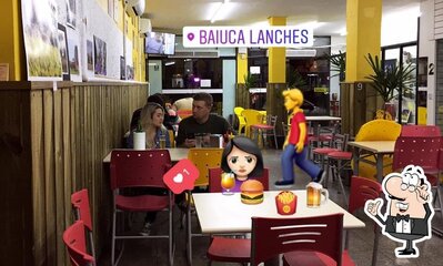 Sente em uma das mesas no Baiúca Lanches