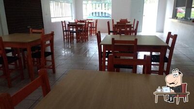 Sente em uma das mesas no New Pizzas