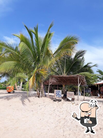 Sente em uma das mesas no Bar da Praia