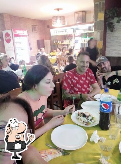 Siediti a un tavolo di La Grotta