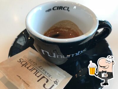 Goditi un drink al pub & bar Numbs