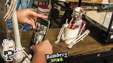 Sente em uma das mesas no Bamberg Taproom