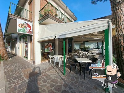 Installez-vous à l'une des tables de Ti do una pizza