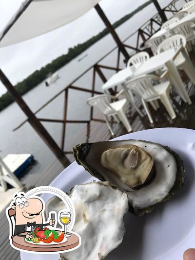 Experimente diversos pratos de frutos do mar oferecidos no Restaurante Dona Maria