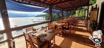 Sente em uma das mesas no Amaré Restaurante