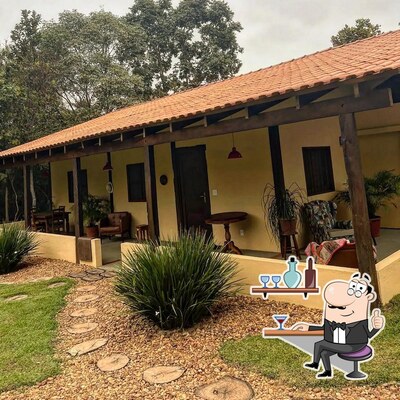 Sente em uma das mesas no RANCHO FAMÍGLIA DA NONNA