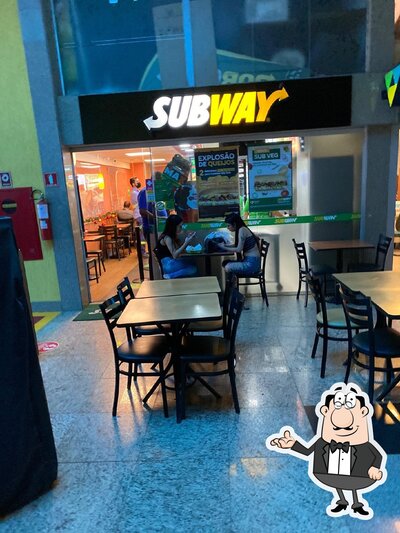 Sente em uma das mesas no Subway