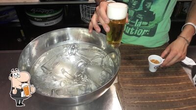 Goditi una birra con la cena