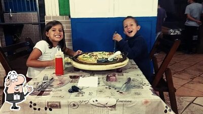 Sente em uma das mesas no Sub's Burguer