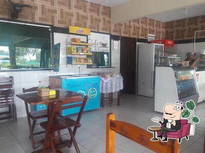 Sente em uma das mesas no Cafe Do Engenho - Seu Restaurante Completo
