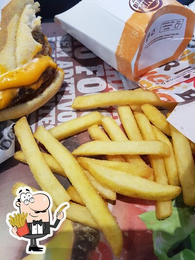 Peça fritas com diferentes molhos