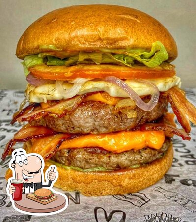Peça um dos hambúrgueres disponíveis no Altas Horas Burguer's