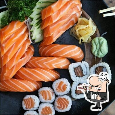 Rolos de sushi são oferecidos por AKAMI SUSHI DELIVERY
