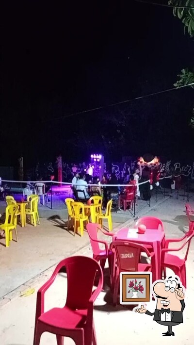 Sente em uma das mesas no Sitio Sabor Caseiro