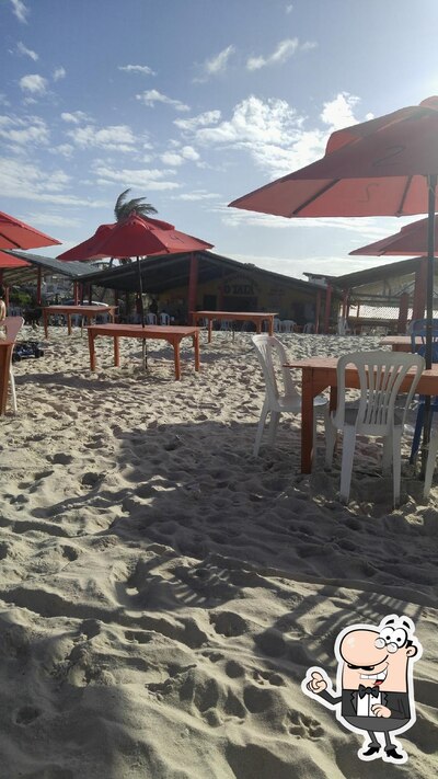 Sente em uma das mesas no Barraca do Tatá