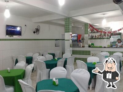 Sente em uma das mesas no Marcus Pizzaria