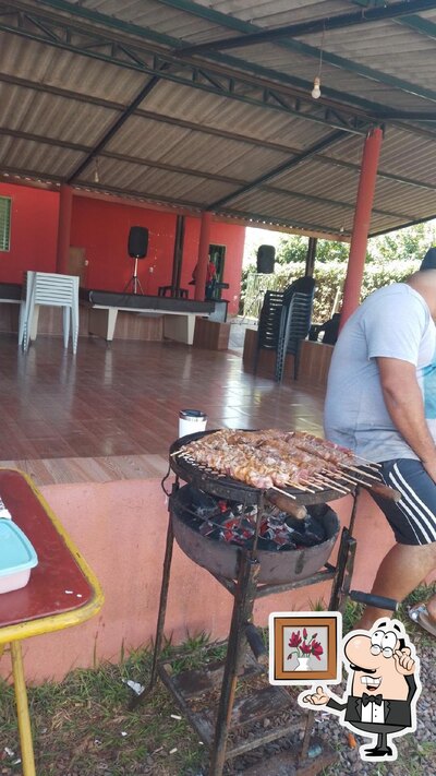Sente em uma das mesas no Bar do Miguel