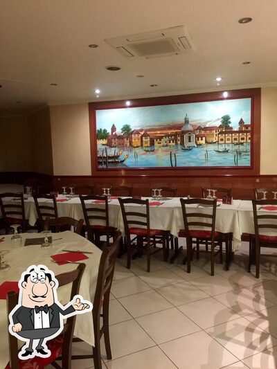 Installez-vous à l'une des tables de El Manahry