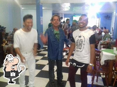 Sente em uma das mesas no Bar Central