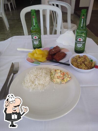 Sente em uma das mesas no Lounge do Guduxu
